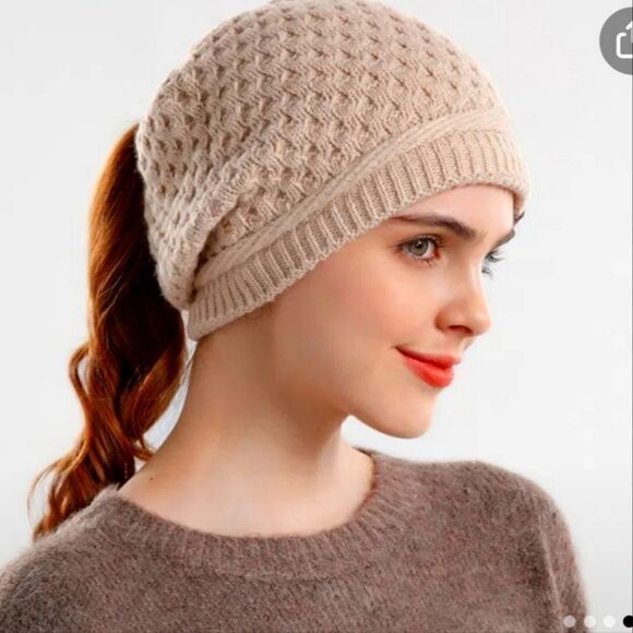 𝅺KNITTED hat with ponytail - Picture 1 of 3